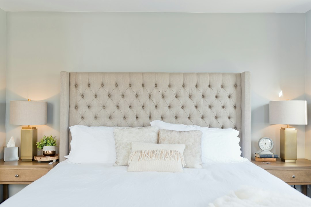 Chambre avec tête de lit et mur à aménager avec un papier peint manga sur mesure